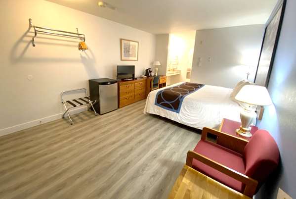  - Super 8 Motel Sicamous