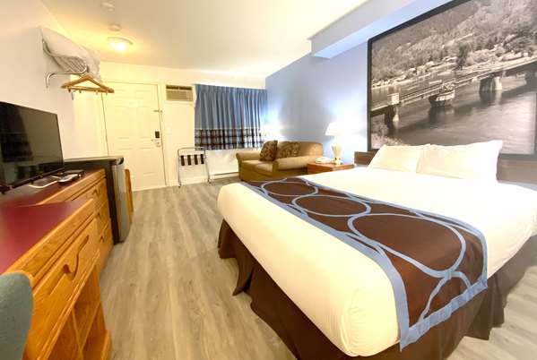  - Super 8 Motel Sicamous