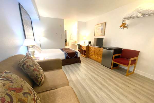 - Super 8 Motel Sicamous