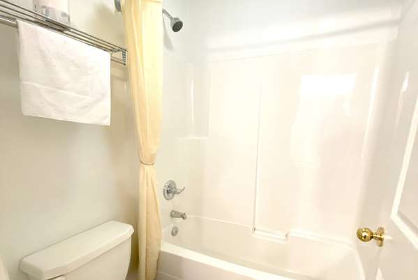  - Super 8 Motel Sicamous