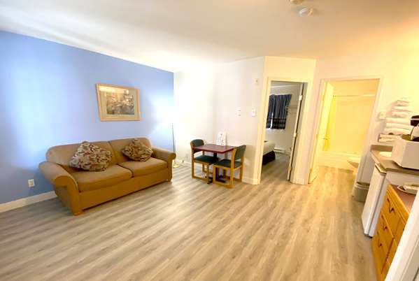  - Super 8 Motel Sicamous