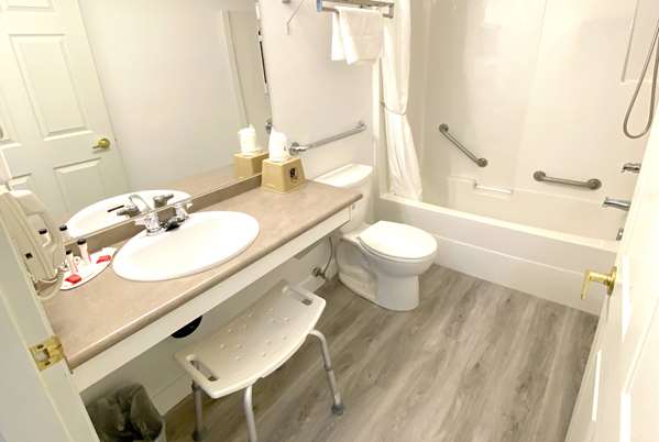  - Super 8 Motel Sicamous