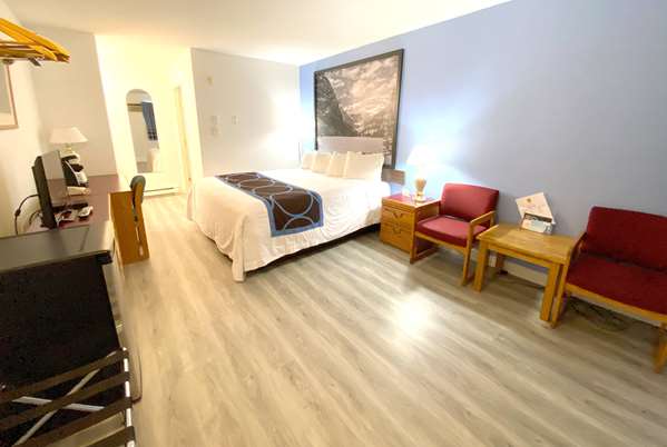  - Super 8 Motel Sicamous