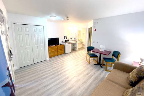  - Super 8 Motel Sicamous