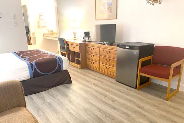  - Super 8 Motel Sicamous