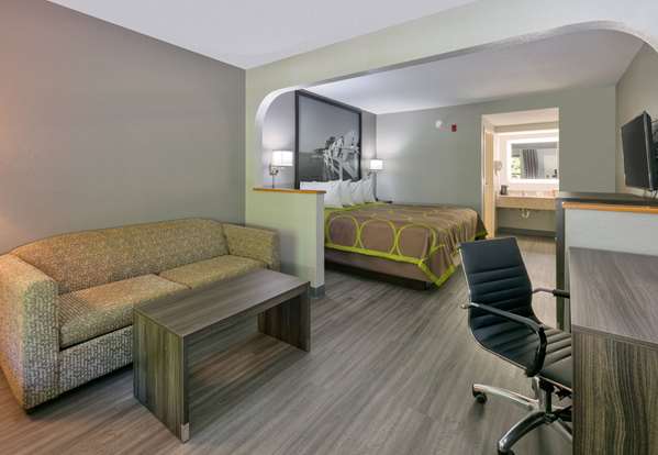 Suite - Super 8 Hotel D'Iberville - I-110, Exit 2