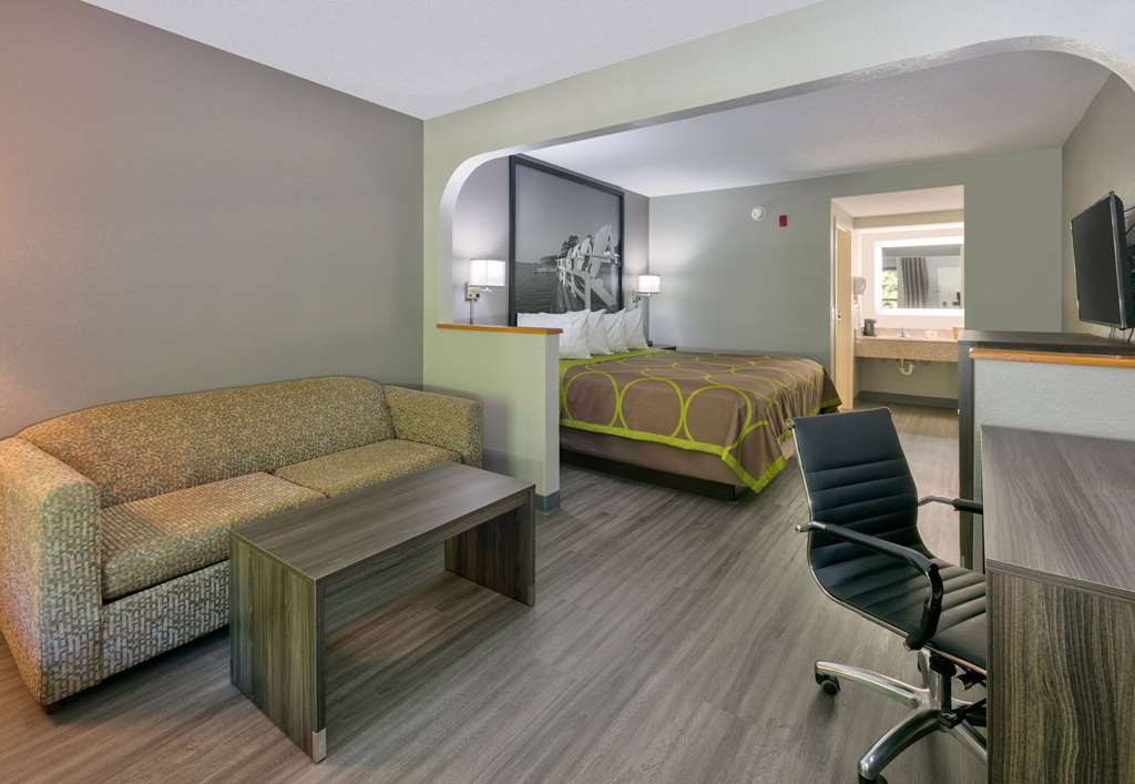 SUPER 8 BILOXI-guestroom-Guest Room,Suite,On-Site.jpg