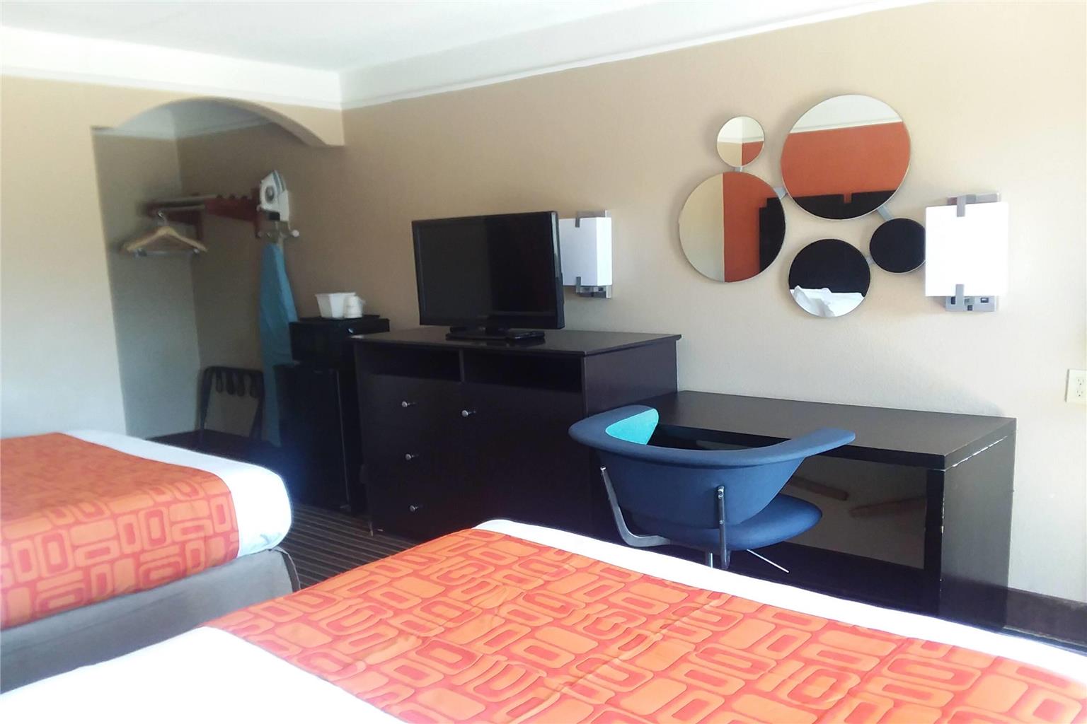HOWARD JOHNSON BY WYNDHAM, HISTORIC-guestroom-Guest Room,On-Site.jpg