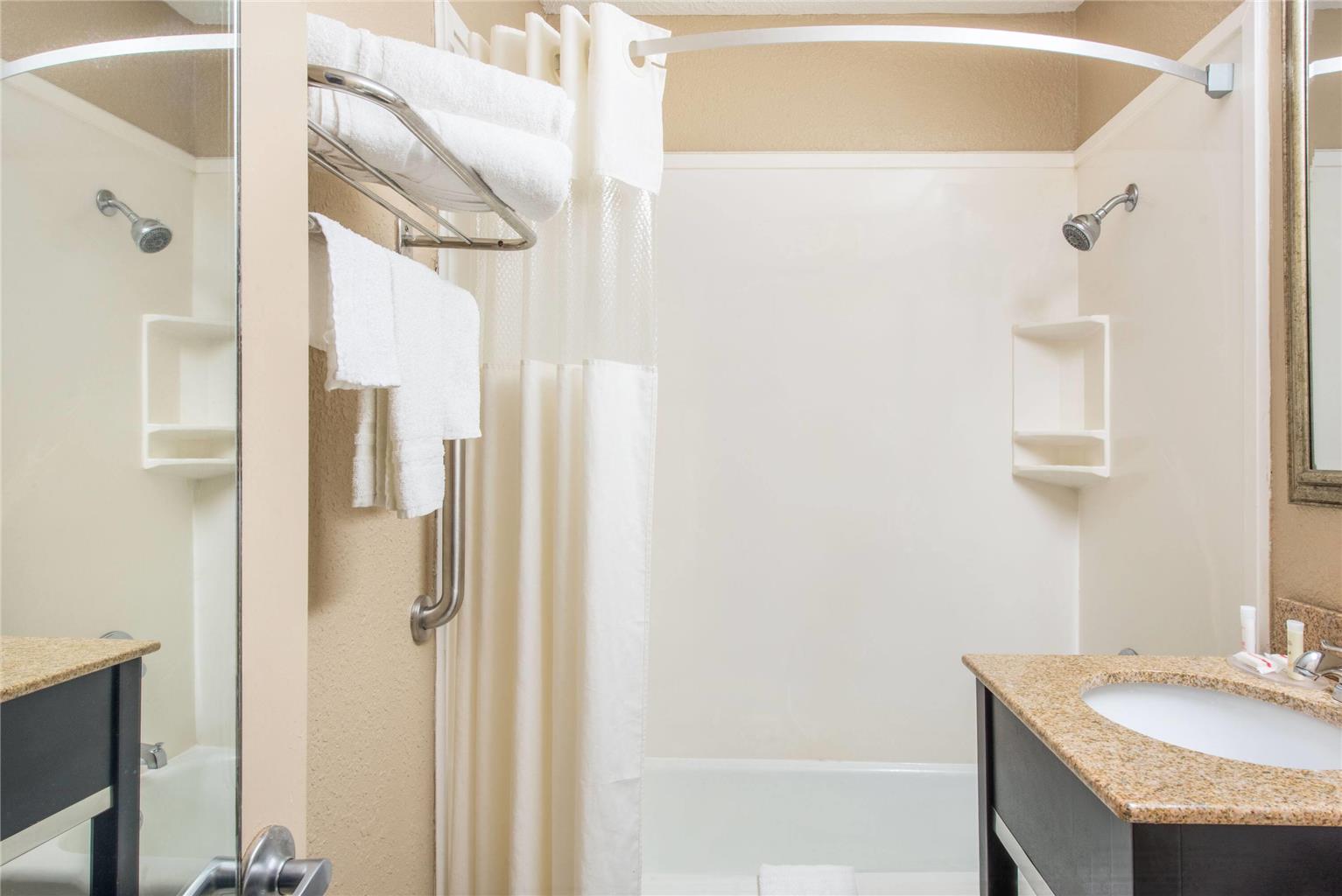 HOWARD JOHNSON BY WYNDHAM, HISTORIC-guestroom-Guest Room,Bathroom,On-Site.jpg