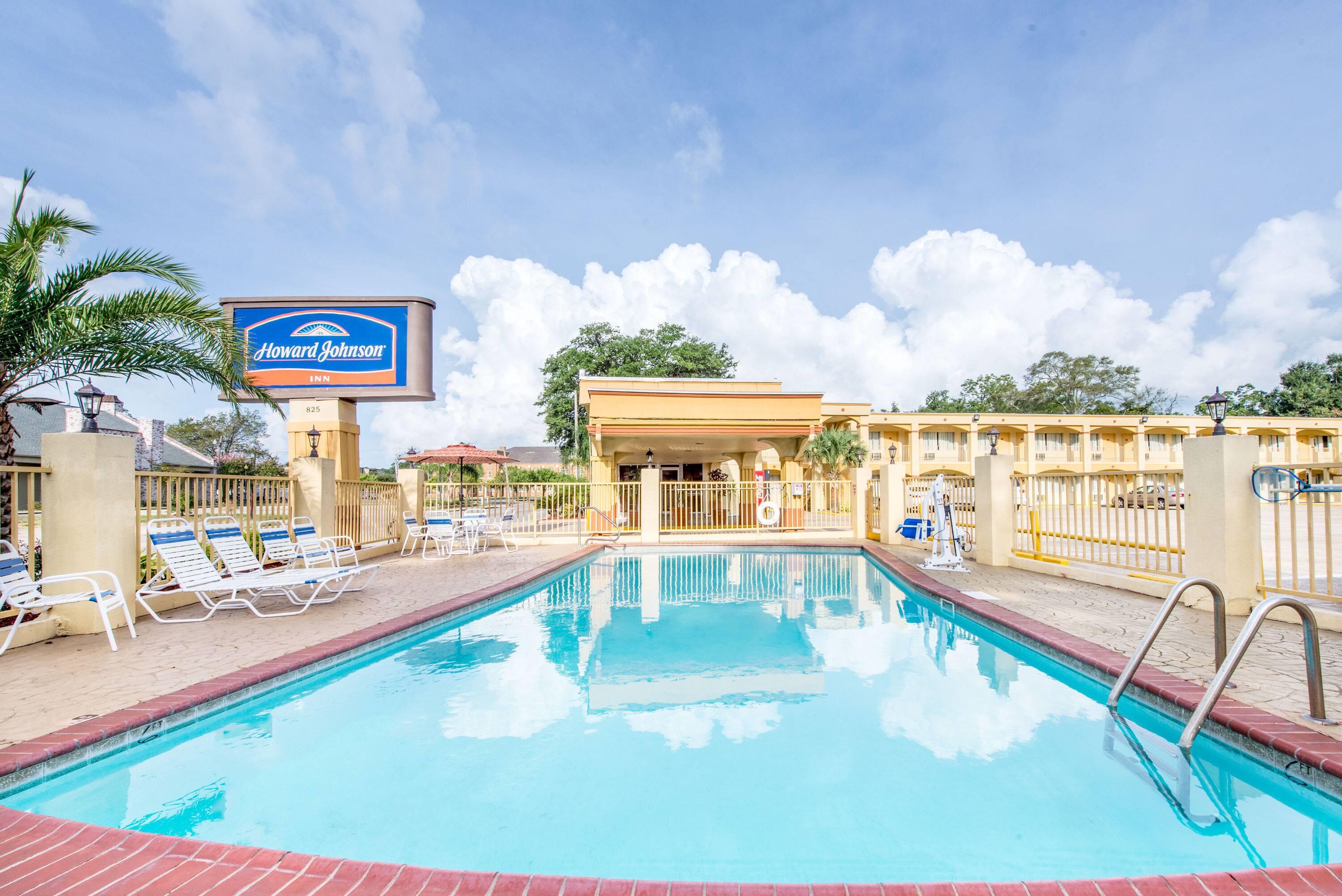 Pool | Howard Johnson by Wyndham Historic Lake Charles