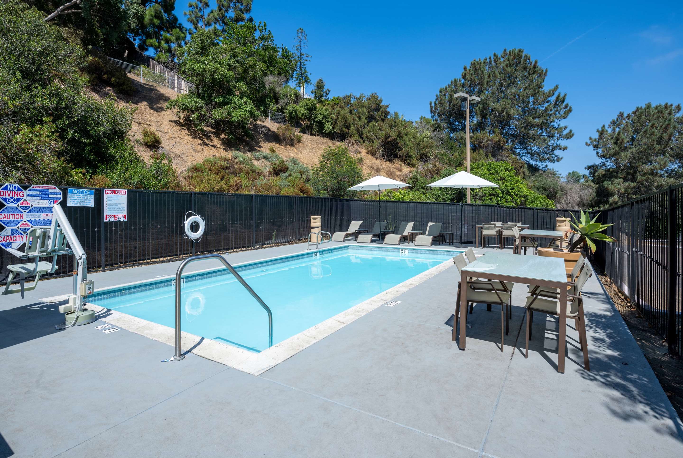 Pool | Days Inn by Wyndham Encinitas Moonlight Beach
