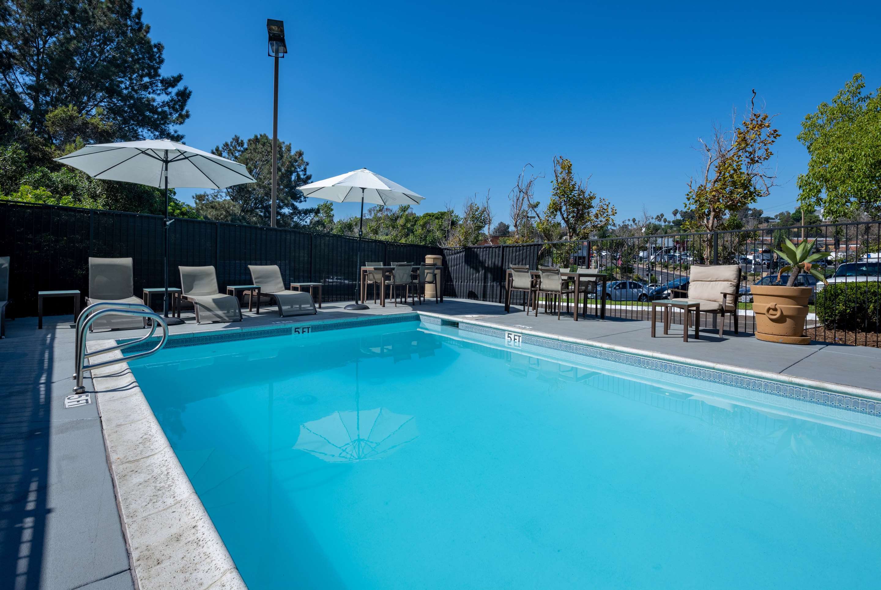 Pool | Days Inn by Wyndham Encinitas Moonlight Beach