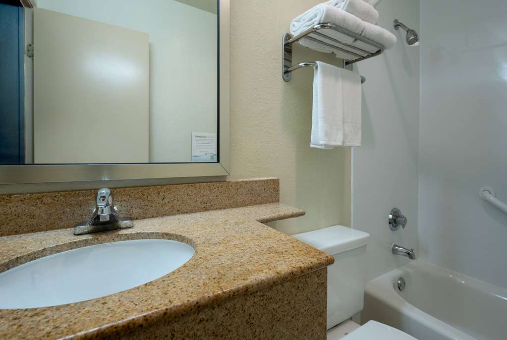 DAYS INN BY WYNDHAM ENCINITAS MOONL-guestroom-Guest Room,Bathroom,On-Site.jpg