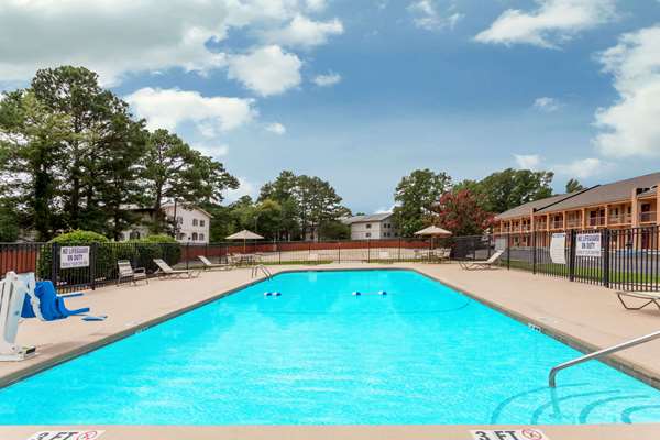 Pool - Days Inn Riverbanks Zoo Columbia - I-26, Exit 108A