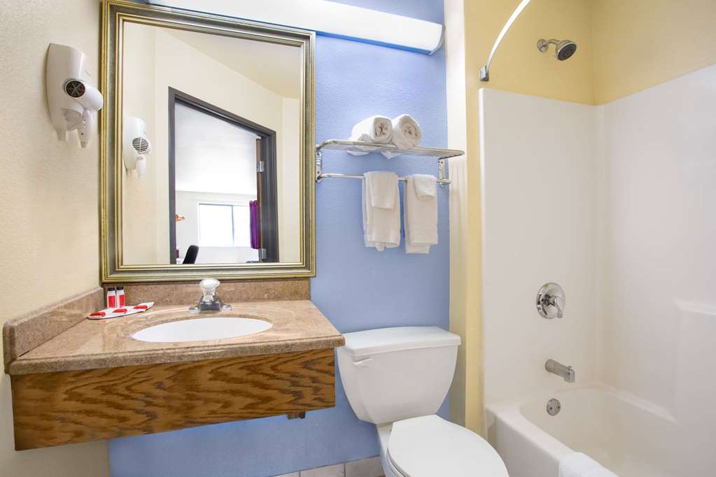 SUPER 8 BY WYNDHAM LYNCHBURG VA-guestroom-Guest Room,Bathroom,On-Site.jpg