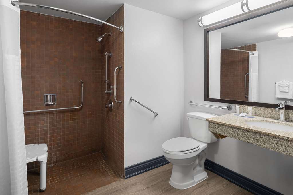 TRAVELODGE BY WYNDHAM BARRIE-guestroom-Guest Room,Bathroom,Shower,Accessibility,On-Site.jpg