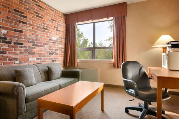  - Travelodge Lakeshore North Bay