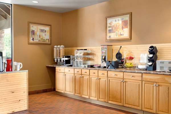 Restaurant - Travelodge Lakeshore North Bay