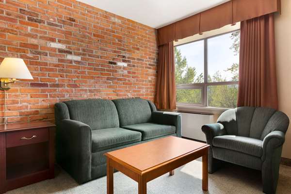  - Travelodge Lakeshore North Bay