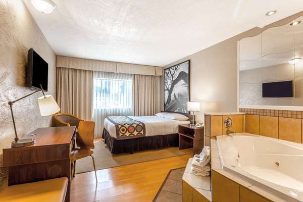 Suite - Super 8 Hotel Duncan