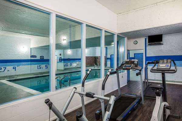 Fitness/ Exercise Room - Howard Johnson Hotel Victoria
