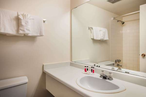  - Howard Johnson Hotel Victoria