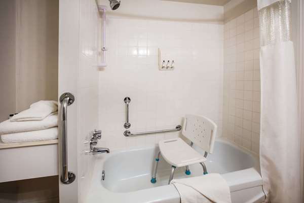  - Howard Johnson Hotel Victoria