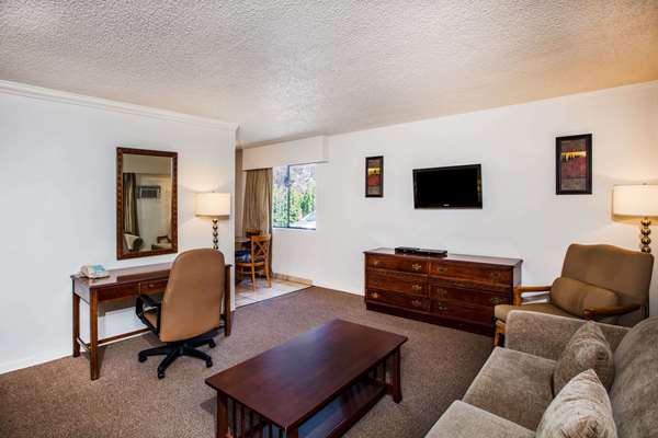  - Howard Johnson Hotel Victoria