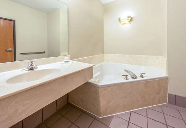  - Super 8 Hotel Pevely - I-55, Exit 180