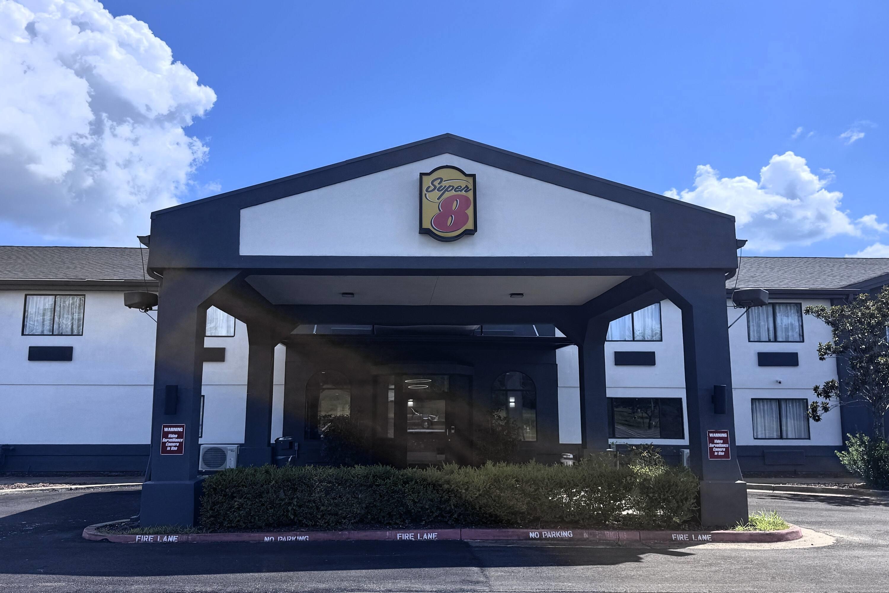 Exterior | Super 8 by Wyndham Clinton