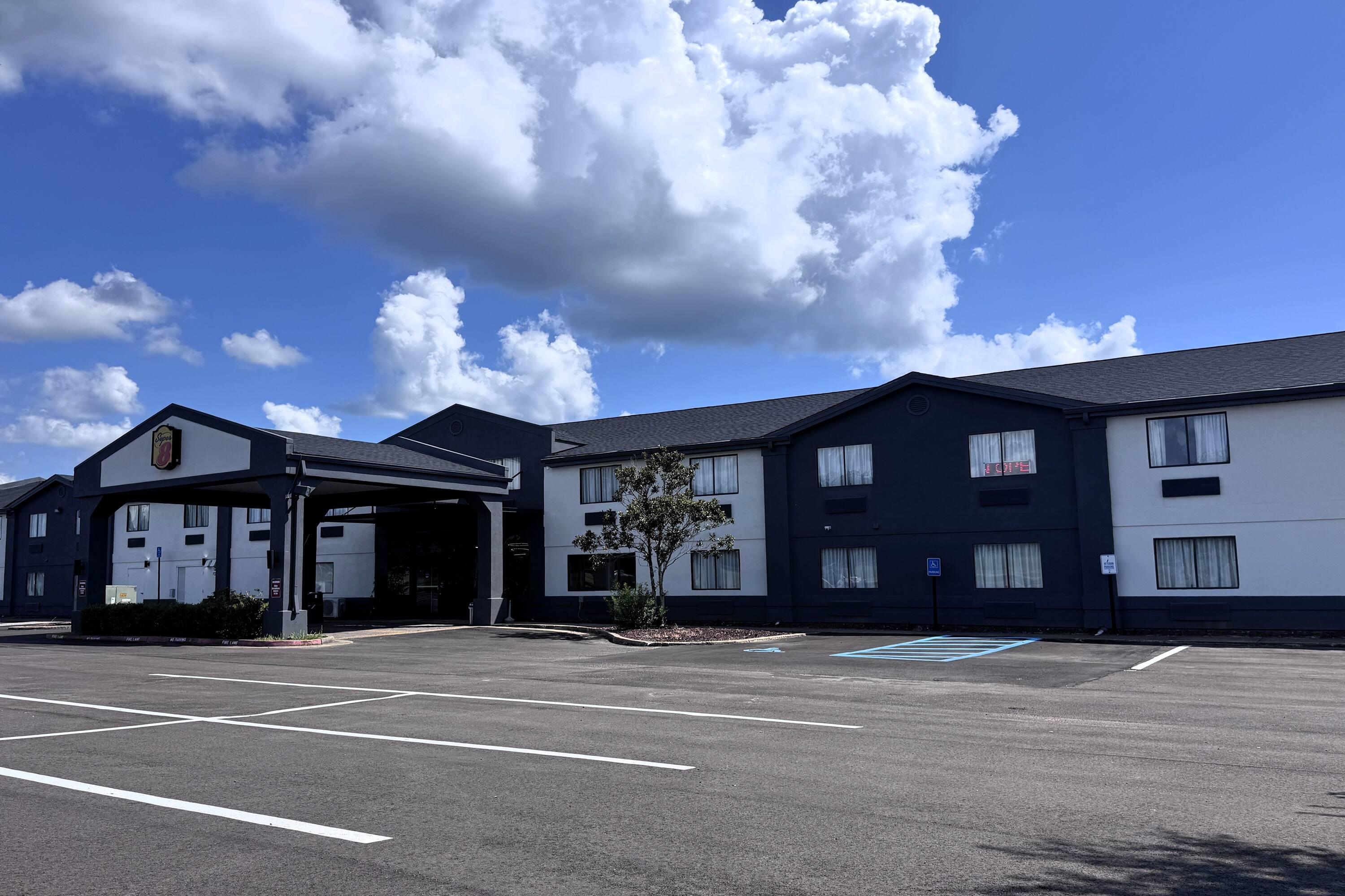 Exterior | Super 8 by Wyndham Clinton