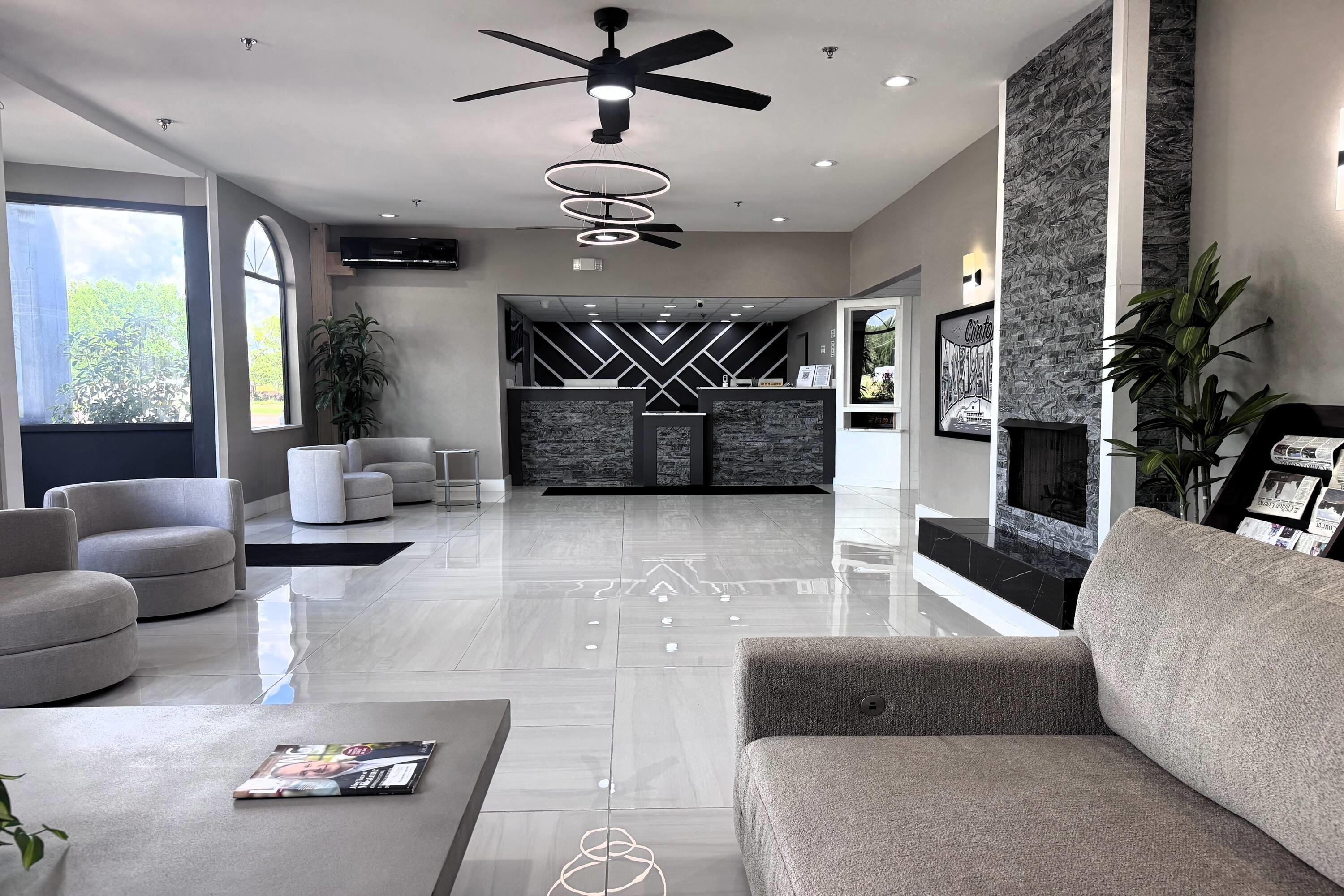 Lobby | Super 8 by Wyndham Clinton