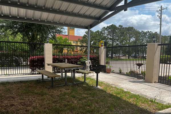 Exterior view - Super 8 Hotel Pasadena