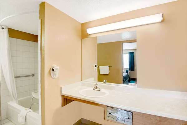  - Days Inn East El Paso - I-10, Exit 28