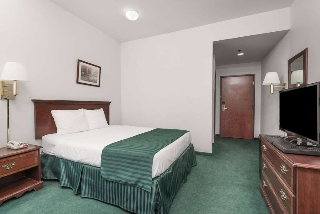 Super 8 by Wyndham Grayson Room Type - Room, 1 Queen Bed, Non Smoking (Pet-Friendly)