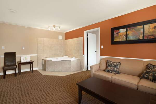 Suite - Super 8 Hotel Edmonton Airport Leduc