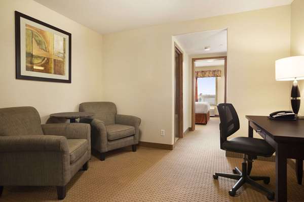 Suite - Super 8 Hotel Edmonton Airport Leduc