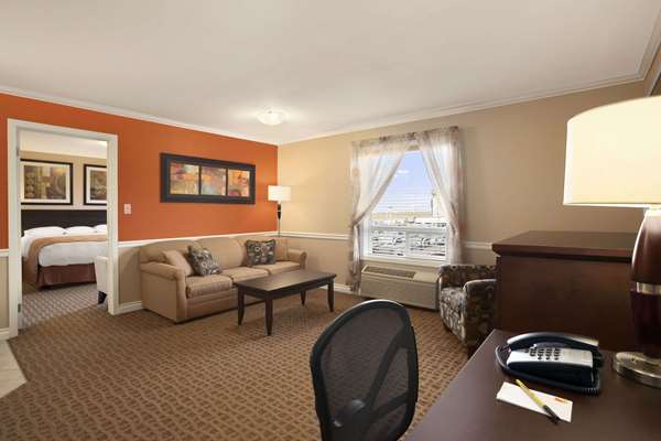 Suite - Super 8 Hotel Edmonton Airport Leduc