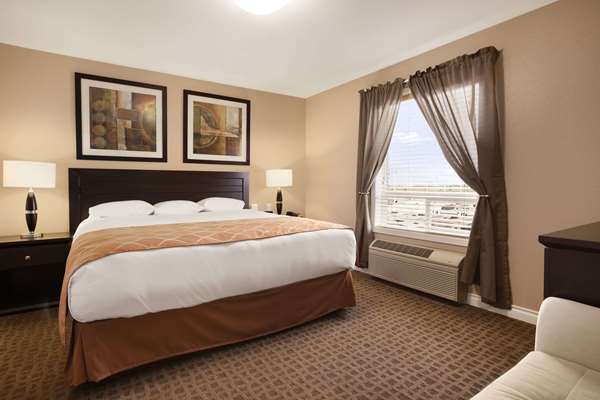 Suite - Super 8 Hotel Edmonton Airport Leduc