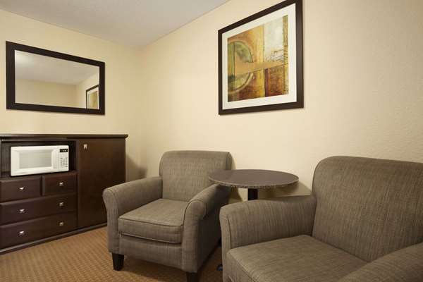 Suite - Super 8 Hotel Edmonton Airport Leduc