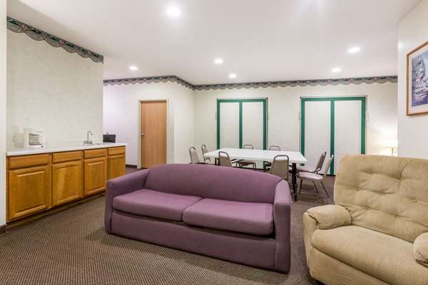  - Super 8 Motel Eagle River