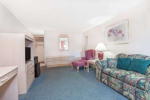 Suite - Days Inn Hotel Burns