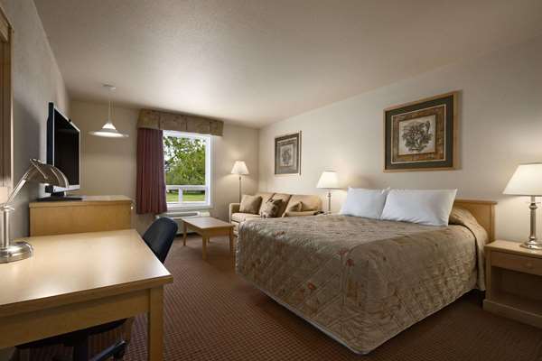 Suite - Super 8 Hotel Dawson Creek