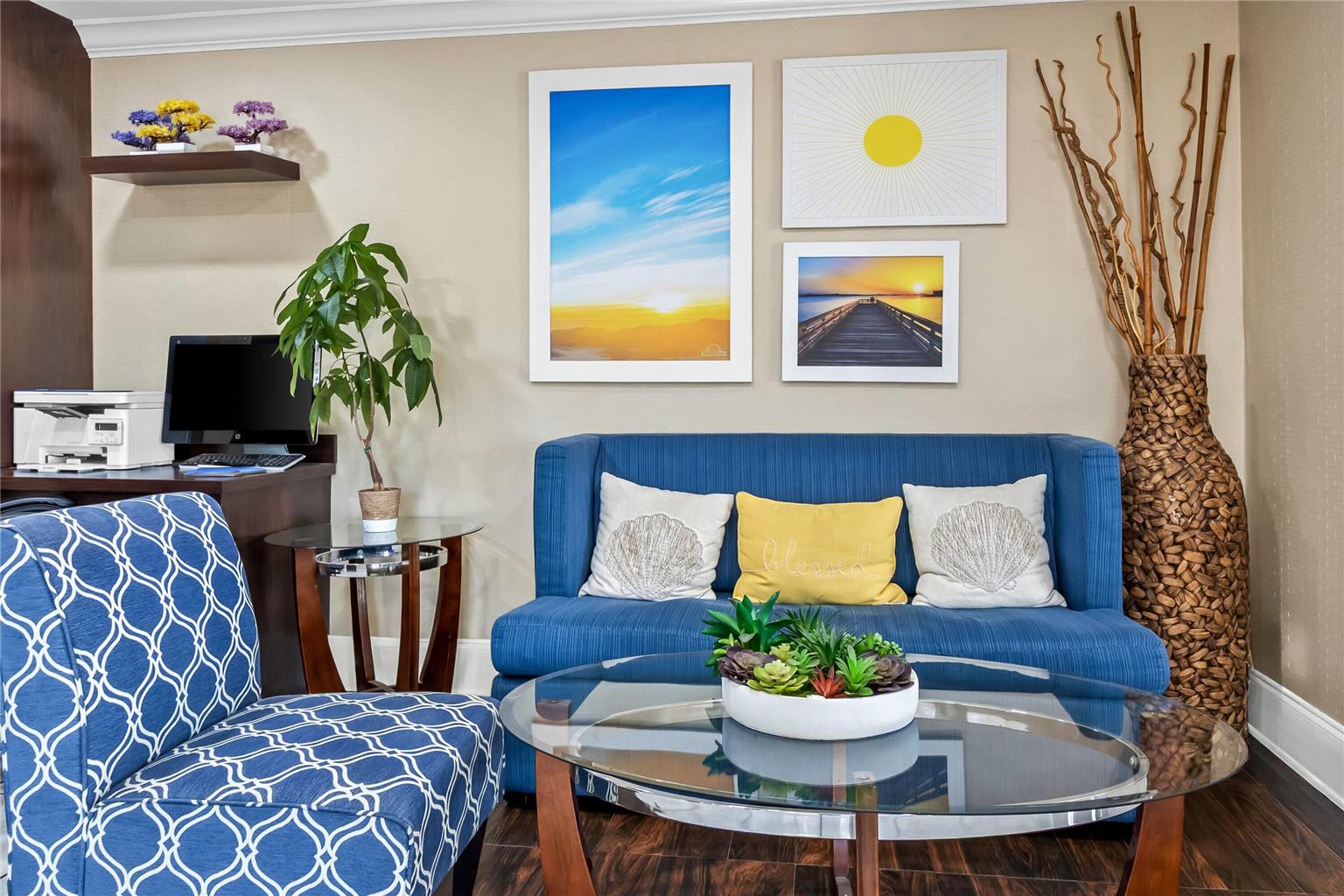 DAYS INN BY WYNDHAM GOOSE CREEK-guestroom-Sitting area,On-Site.jpg