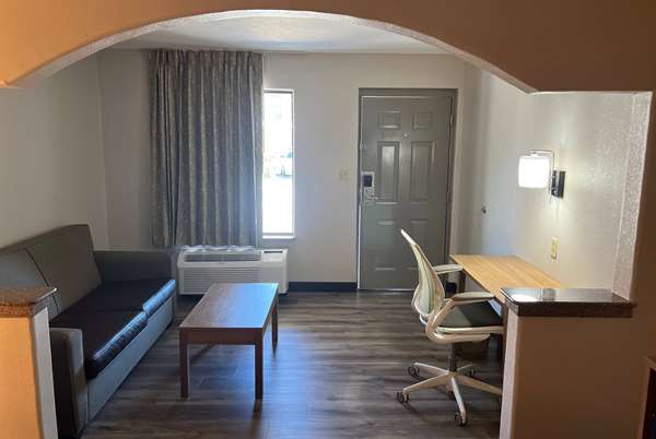 Suite - Days Inn & Suites Opelousas - I-49, Exit 18