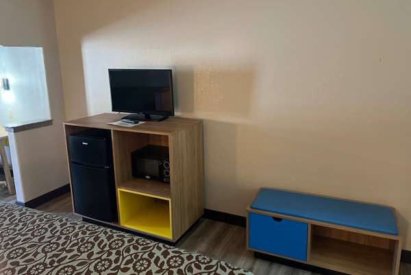  - Days Inn & Suites Opelousas - I-49, Exit 18