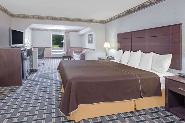  - Days Inn & Suites Pine Bluff