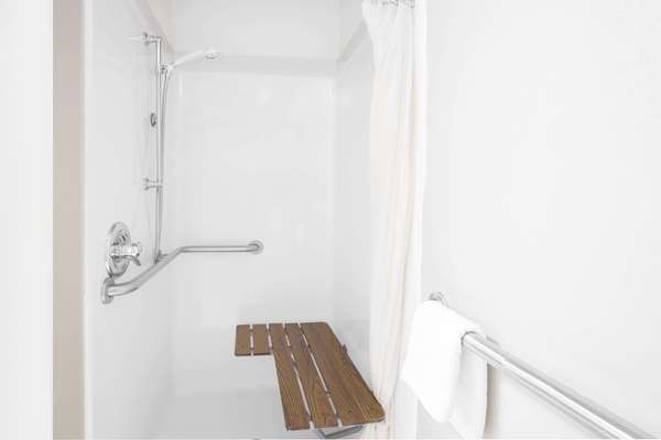  - Days Inn & Suites Pine Bluff