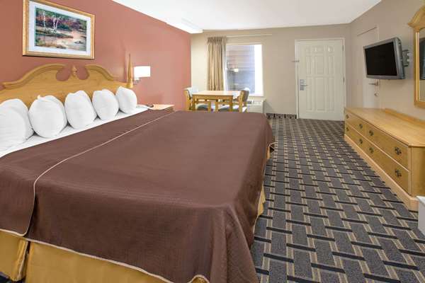  - Days Inn & Suites Pine Bluff