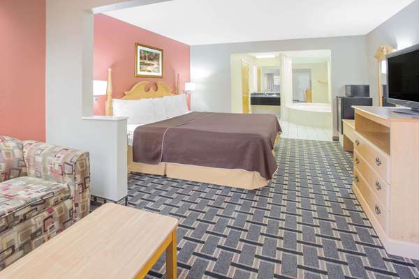  - Days Inn & Suites Pine Bluff
